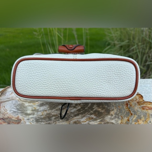 Dooney & Bourke White Pebble Grain Leather Toggle Crossbody EUC - Picture 13 of 17